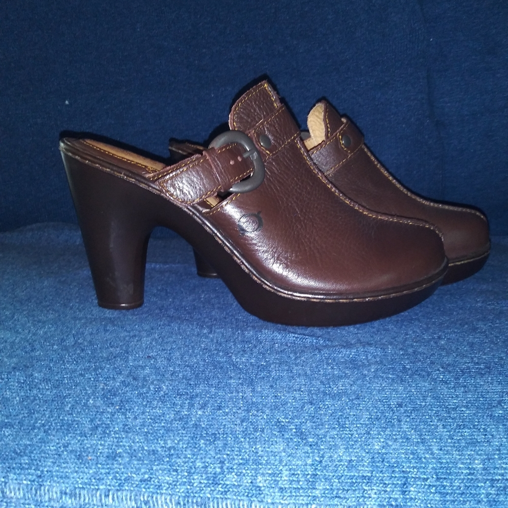 BORN brand leather clogs Size 8M